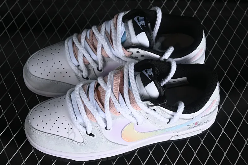 All Categories Nk SB Dunk Series Nk SB Dunk Low Low-top sneakers Nk Dunk Low Customized Da Vinci Xingli Flash Wing Simple black, white and gray SB strap low-top casual sneakers CW1590-100